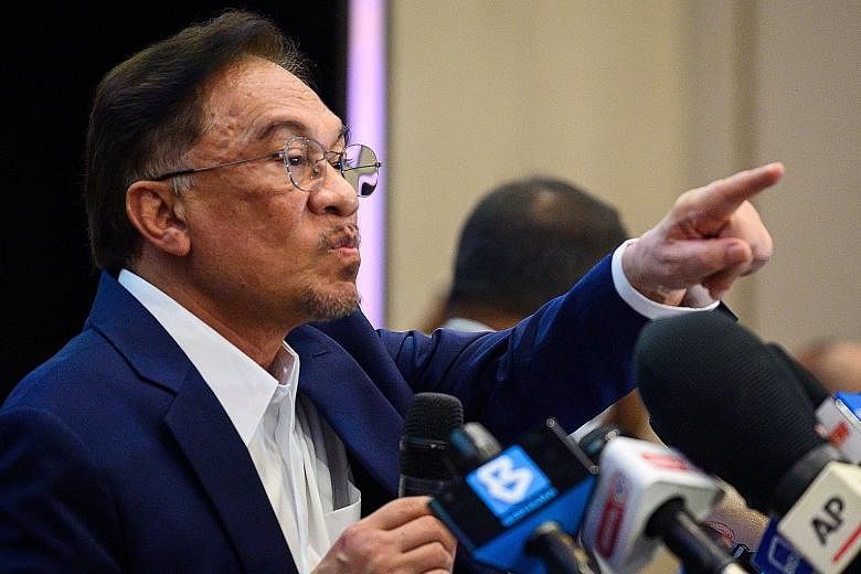 Malaysian opposition leader Anwar Ibrahim told a news conference at a hotel in Kuala Lumpur yesterday that he has a "strong, convincing, formidable majority" to form a new government, although he declined to reveal the number of MPs on his side. PHOT