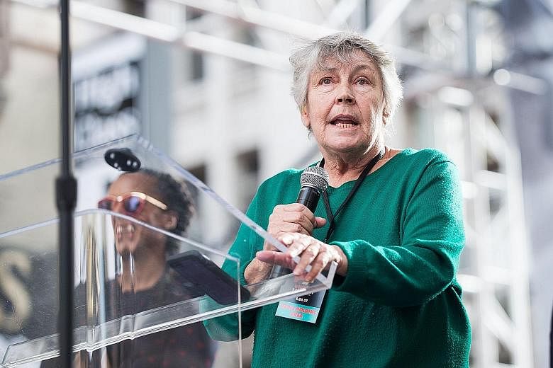 Singer Helen Reddy performing on stage at the women's march in Los Angeles in January 2017.