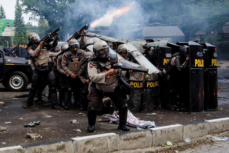 Indonesia Police Arrest Hundreds As Protests Continue Over New Labour ...