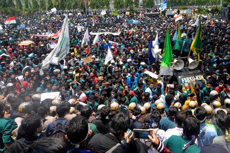 Indonesia Police Arrest Hundreds As Protests Continue Over New Labour ...