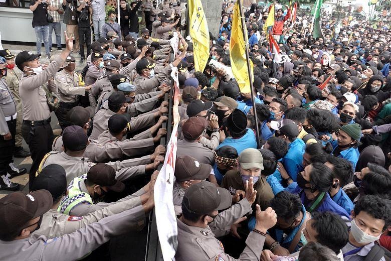 Indonesia Police Arrest Hundreds As Protests Continue Over New Labour ...