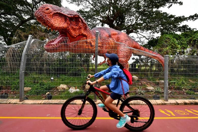 The main attraction along this 3.5km route is a permanent outdoor display of more than 20 dinosaur models.
