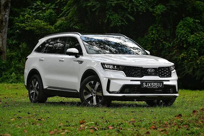 Suitable for families, the seven-seater Kia Sorento is 4,810mm long and 1,900mm wide, and bigger than its already sizeable predecessor. The Kia Sorento has an edgier, sportier silhouette. It is also well-equipped, with adaptive cruise control and lan