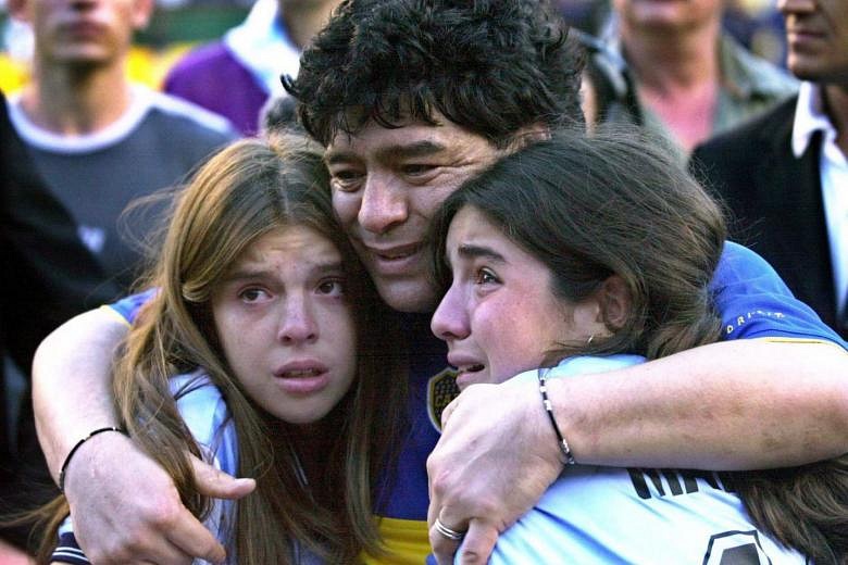 Feuding no more, Pelé joins world in mourning Diego Maradona