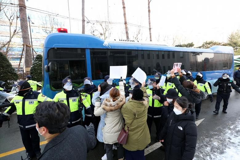 Angry citizens trying to block a prison bus carrying the accused, surnamed Jang, as it left the Seoul Southern District Court yesterday.