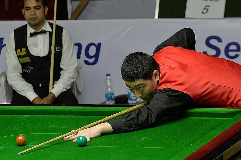 China's Yan Bingtao competing as a 14-year-old at the World Snooker Championship in 2014. A year earlier, his mother was diagnosed with rectal cancer.