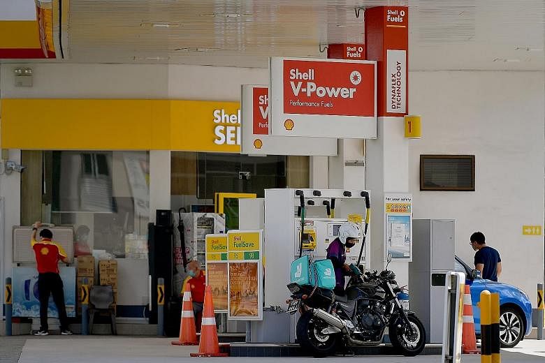 The declining prices of petrol as well as clothing and footwear had a greater effect in easing the consumer price index of the middle 60 per cent and highest 20 per cent income groups because they accounted for a larger share of their expenditure. 