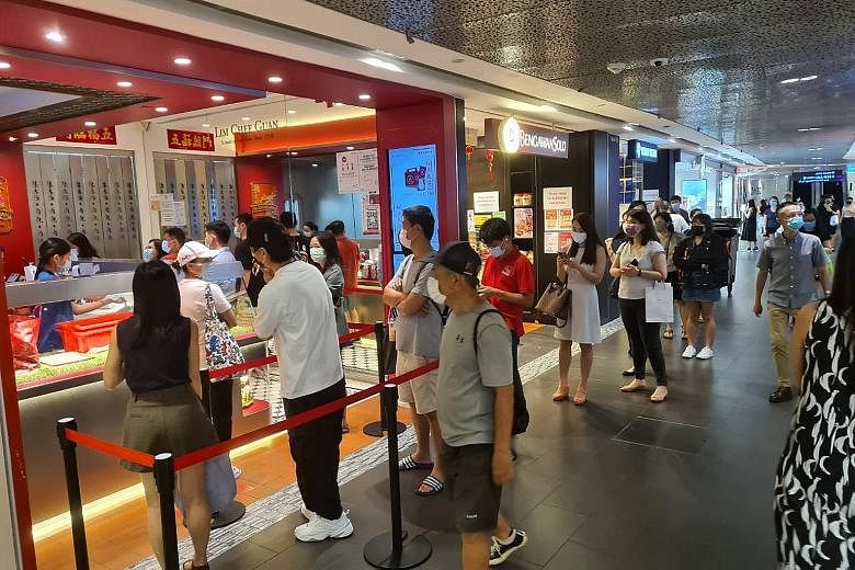 Lim Chee Guan's Ion Orchard outlet saw shorter queues - there were around 18 people waiting in line at noon.
