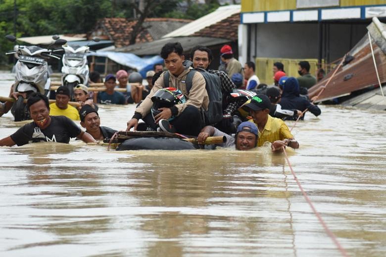 Flood Rescuers In Indonesia Take Precautions Amid Covid-19 Pandemic ...