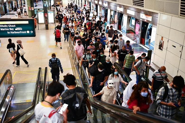 Commuters at Bishan MRT station yesterday. The number of new cases in the community has fallen from four cases two weeks ago to three in the past week, while the number of unlinked cases remains stable at two.
