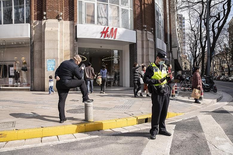 China's Communist Youth League has accused the fashion retailer H&M of "boycotting" cotton produced in the Xinjiang region, sparking a call by Chinese netizens to boycott the Swedish company. Multinational businesses in China often tread a fine line 