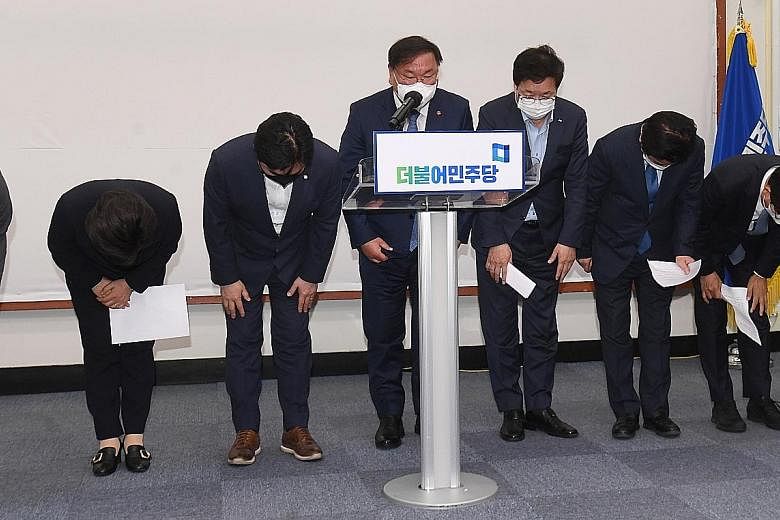 Leaders of the ruling Democratic Party yesterday resigned en masse to take responsibility for the rout in the mayoral election in Seoul and Busan.