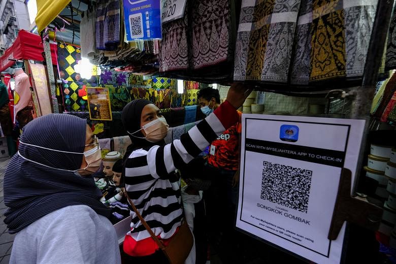 Malaysians shopping on Friday at a Ramadan market in Kuala Lumpur. There have been sharp spikes in Covid-19 cases in the federal territory of Kuala Lumpur and Malaysia's most developed state Selangor in recent days. PHOTO: BLOOMBERG