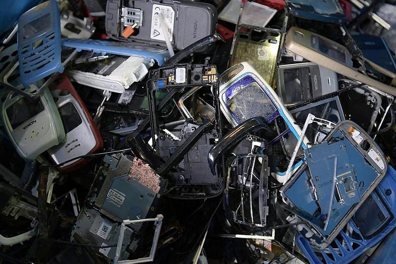 The "take-make-waste" life cycle of technological products is contributing to the huge amount of electronic waste and exacerbating the climate crisis, says the writer.