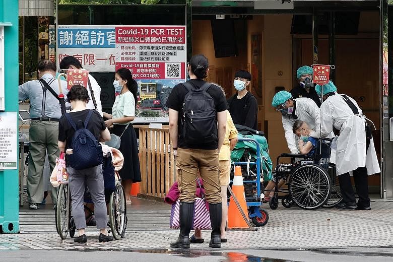 People waiting for their Covid-19 tests at Far Eastern hospital in New Taipei City yesterday. PHOTO: EPA-EFE