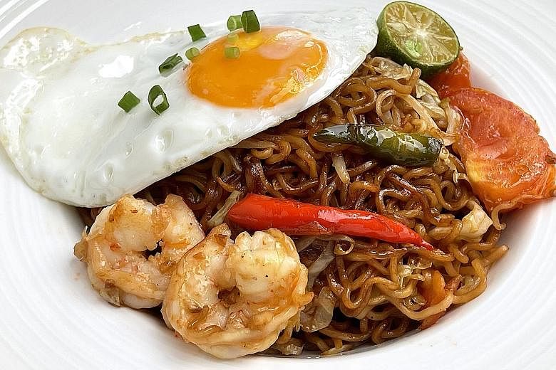 This dish made with instant noodles is perfect for using up the odds and ends in your fridge.