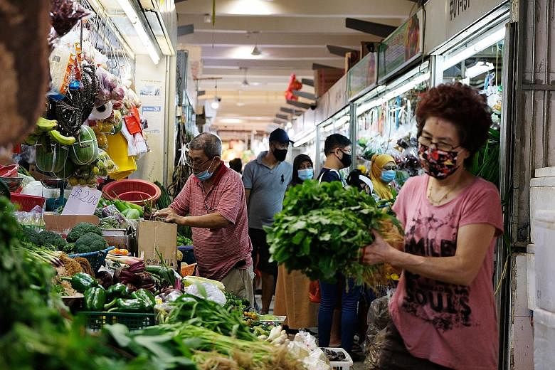 While wet market prices of some vegetables have gone up, both FairPrice and Sheng Siong say their prices have not been affected. PHOTO: LIANHE ZAOBAO
