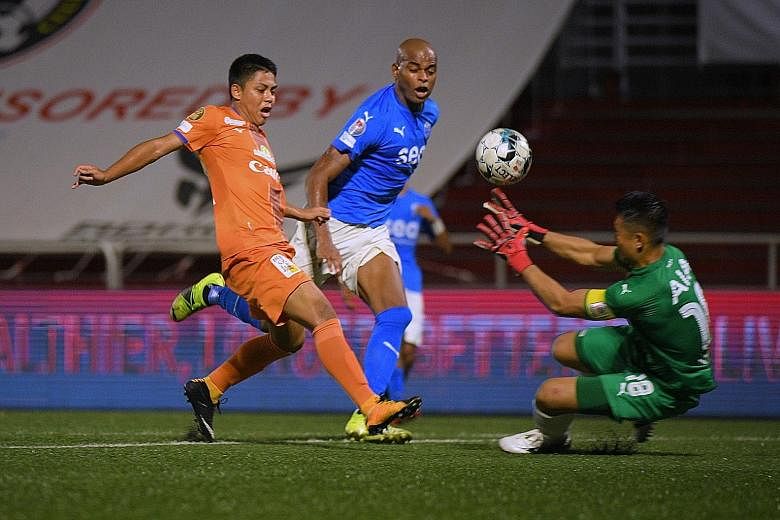 Albirex midfielder Nicky Melvin Singh fending off Sailors' defender Jorge Fellipe to get in a shot, which is saved by custodian Hassan Sunny.