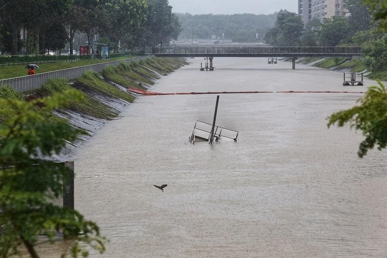 Flash floods in Hougang Avenue 8, Punggol Way after heavy morning rain ...