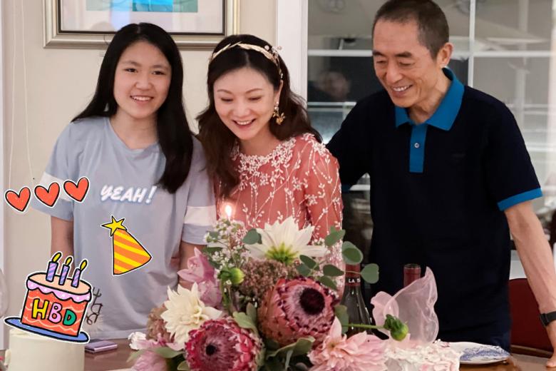 Director Zhang Yimou sends a bouquet of flowers to his wife on her