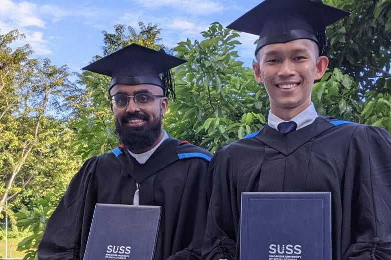 University of Sussex Bachelors Graduation Mortarboard & Gown – Graduation UK