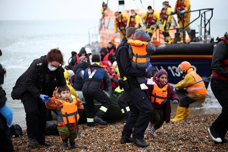 Johnson Leads Emergency Meeting With Macron On English Channel Migrant ...