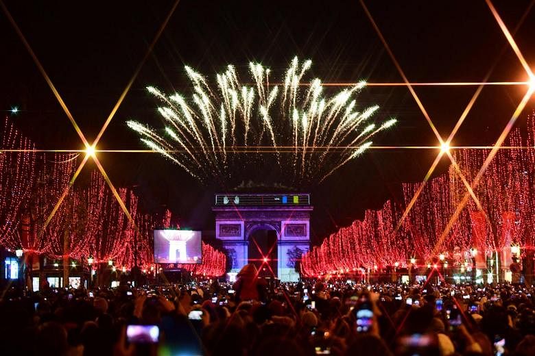 Paris annule le feu d’artifice du Nouvel An alors qu’Omicron se propage