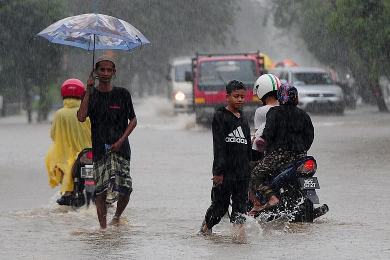 Dua tewas, ribuan dievakuasi setelah banjir melanda sejumlah negara bagian Malaysia