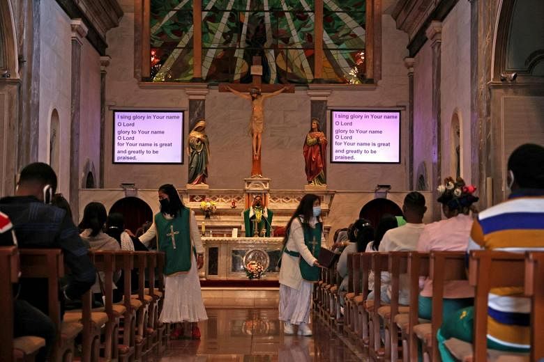 Vatikan mengencangkan sekrup pada kaum konservatif atas Misa Latin tradisional