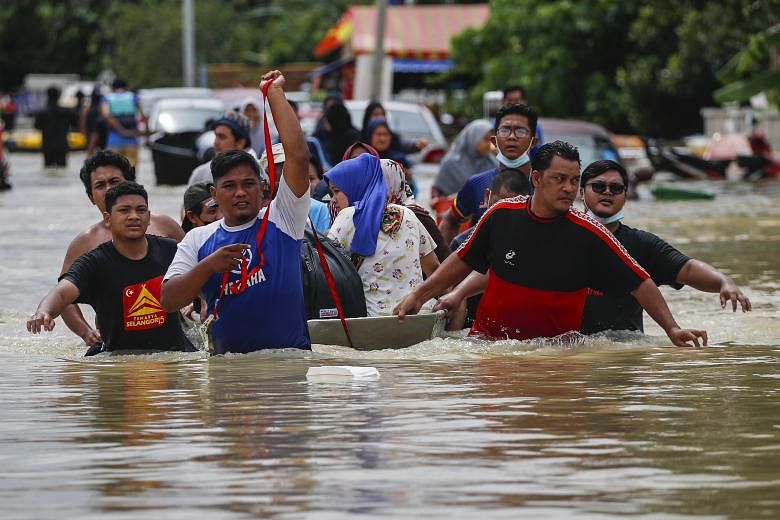 Des histoires tristes et des histoires réconfortantes partagées sur les réseaux sociaux malaisiens au milieu des inondations
