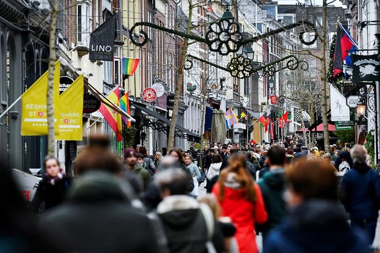 Les Néerlandais affluent dans les magasins avant le verrouillage prévu de Noël Covid-19