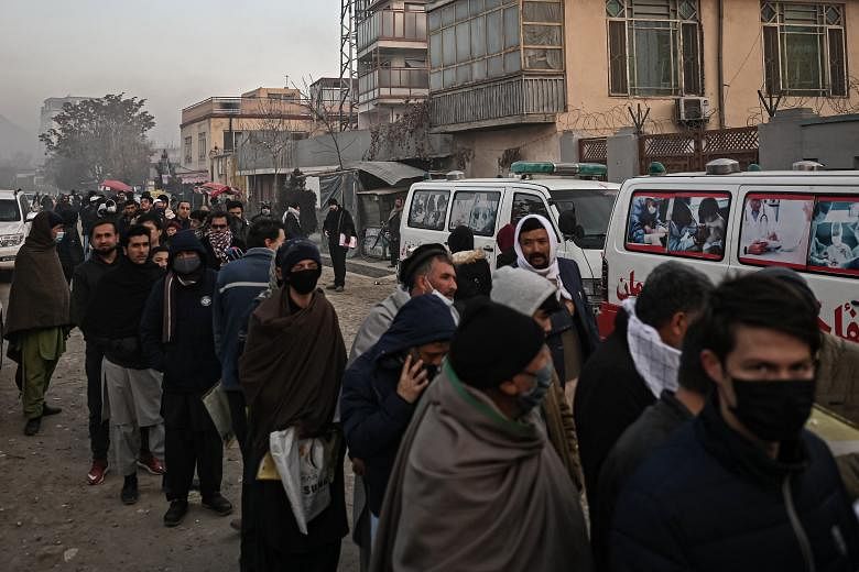 Des centaines de personnes font la queue pour obtenir des passeports afin de quitter l’Afghanistan