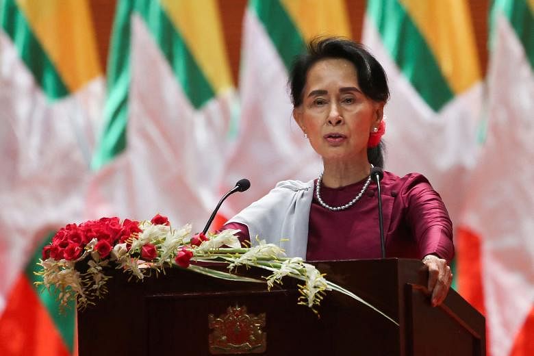 La dirigeante déchue du Myanmar Aung San Suu Kyi attend le verdict du talkie-walkie