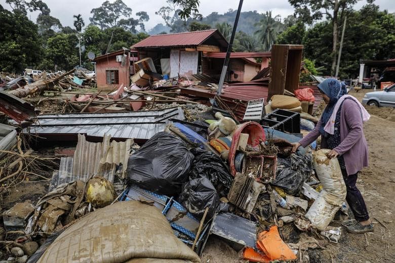 Warga Malaysia menawarkan bantuan kepada korban banjir di tengah kritik atas lambatnya respons pemerintah