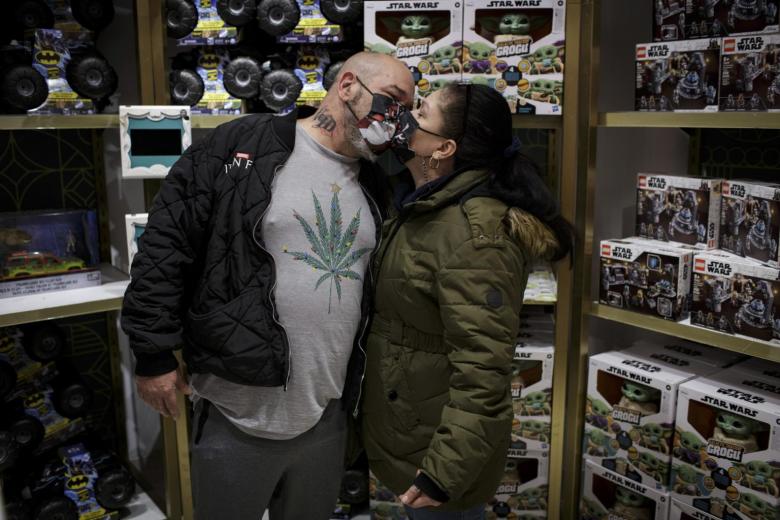 Julstämningen glittrar när New York utsätts för ännu en