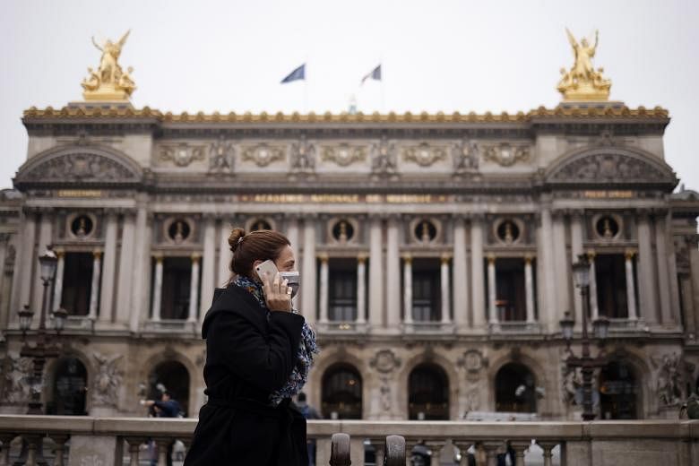 <p>epa09647268 A pedestrian wearing a protective face mask walk past the Opera Garnier in Paris, France, 17 December 2021. France is seeing new infection cases spike at nearly 60,000 every 24 hours.  EPA-EFE/YOAN VALAT</p>