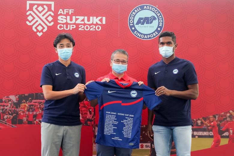 Minister for Culture, Community and Youth Edwin Tong presenting a gift to Singapore coach Tatsuma Yoshida and AFF Suzuki Cup Singapore team captain Hariss Harun at the reception for the AFF Suzuki Cup Singapore team at Jalan Besar Stadium, 28 Dec 2021.