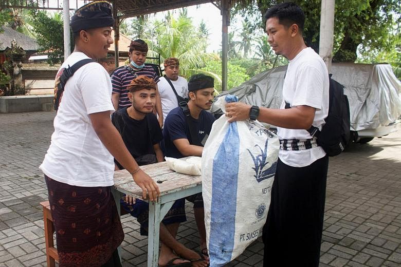 Sampah untuk beras: Skema daur ulang Bali memberikan garis hidup pandemi bagi keluarga