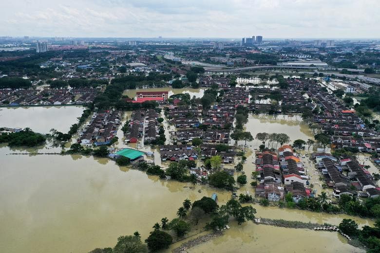 <p>Aerial view shows the flooded neighbourhood Taman Sri Muda in Shah Alam, which is one of the worst hit areas in Selangor state, Malaysia, December 21, 2021. Picture taken with a drone. REUTERS/Ebrahim HarrisNO RESALES. NO ARCHIVES.</p>