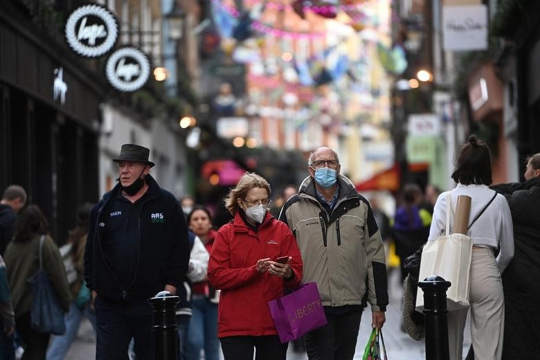 <p>epa09659790 Shoppers on Carnaby Street in London, Britain, 29 December 2021. British Prime Minster Boris Johnson has said the vaccination campaign has allowed England to maintain its current level of coronavirus controls and people should enjoy New Yea