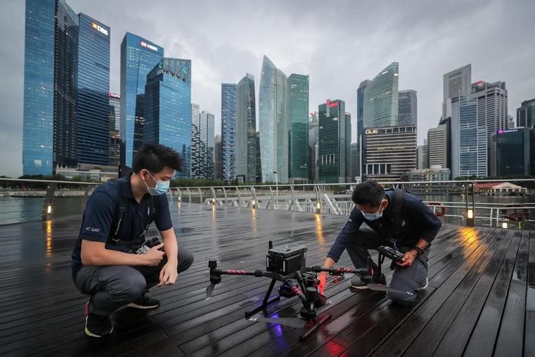 Drone polisi mengawasi kerumunan Tahun Baru di Marina Bay dari atas