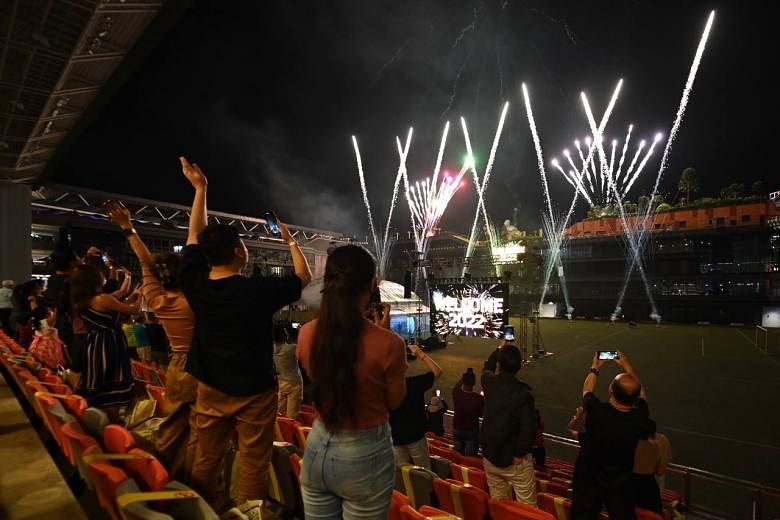 Les Singapouriens célèbrent le nouvel an avec des spectacles en famille, des feux d’artifice et des getai