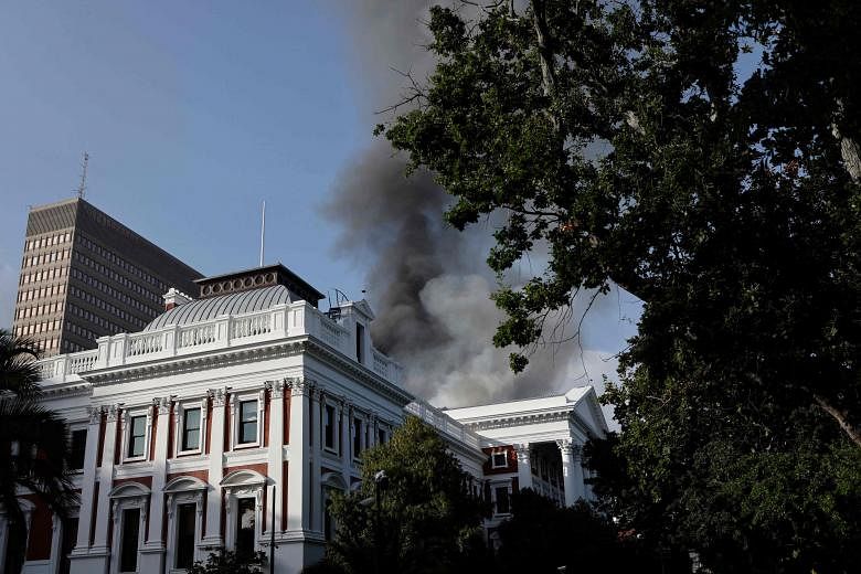 Les pompiers combattent l’incendie d’un bâtiment du parlement sud-africain à Cape Town