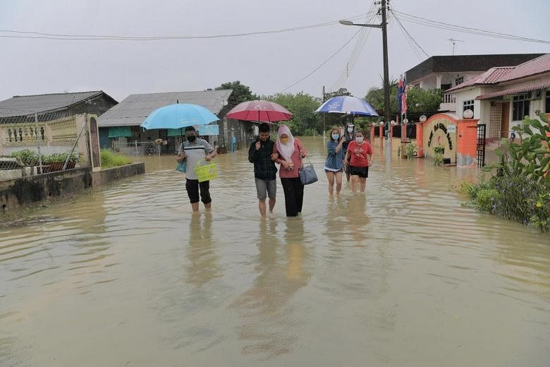 De fortes pluies provoquent des inondations dans sept États malais ;  plus de personnes évacuées