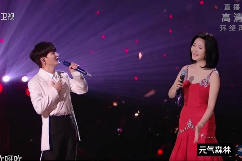 La défunte chanteuse Teresa Teng “apparaît” sur scène lors d’un concert du compte à rebours chinois