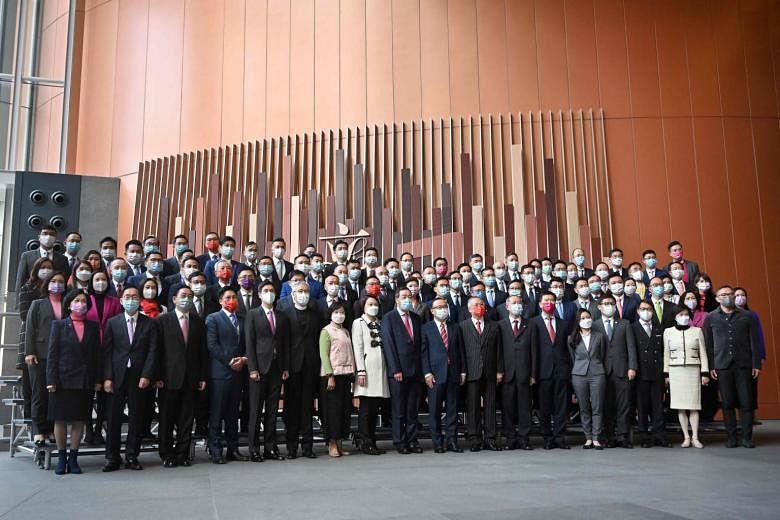 Les législateurs de Hong Kong « uniquement pour les patriotes » prêtent serment de fidélité