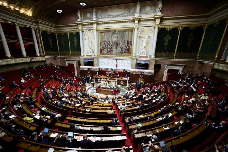 Coup dur pour le parti de Macron alors que l’opposition retarde le projet de loi Covid-19