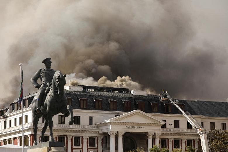 Les pompiers combattent un nouvel incendie au parlement sud-africain, un suspect accusé d’incendie criminel
