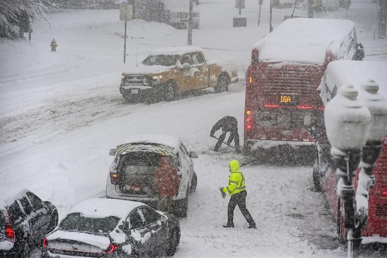 Des conducteurs coincés pendant des heures dans des voitures après qu’une tempête de neige aux États-Unis a fermé l’autoroute de Virginie