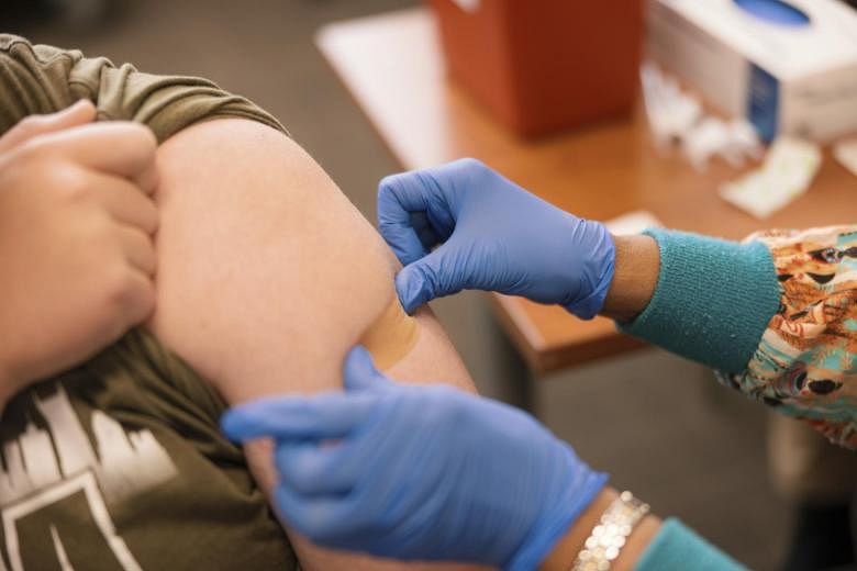 Être «à jour» sur le vaccin Covid-19 comprend désormais un rappel, selon le CDC américain